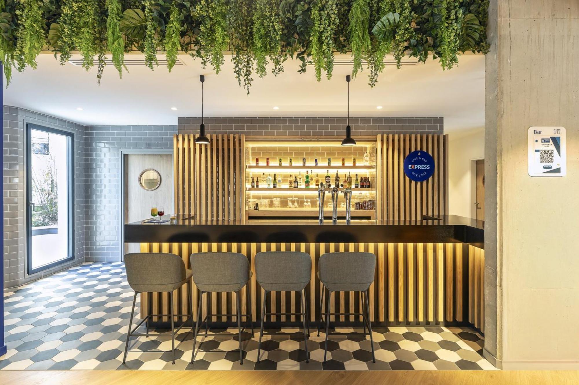 Holiday Inn Express Paris - Poissy By Ihg Buitenkant foto