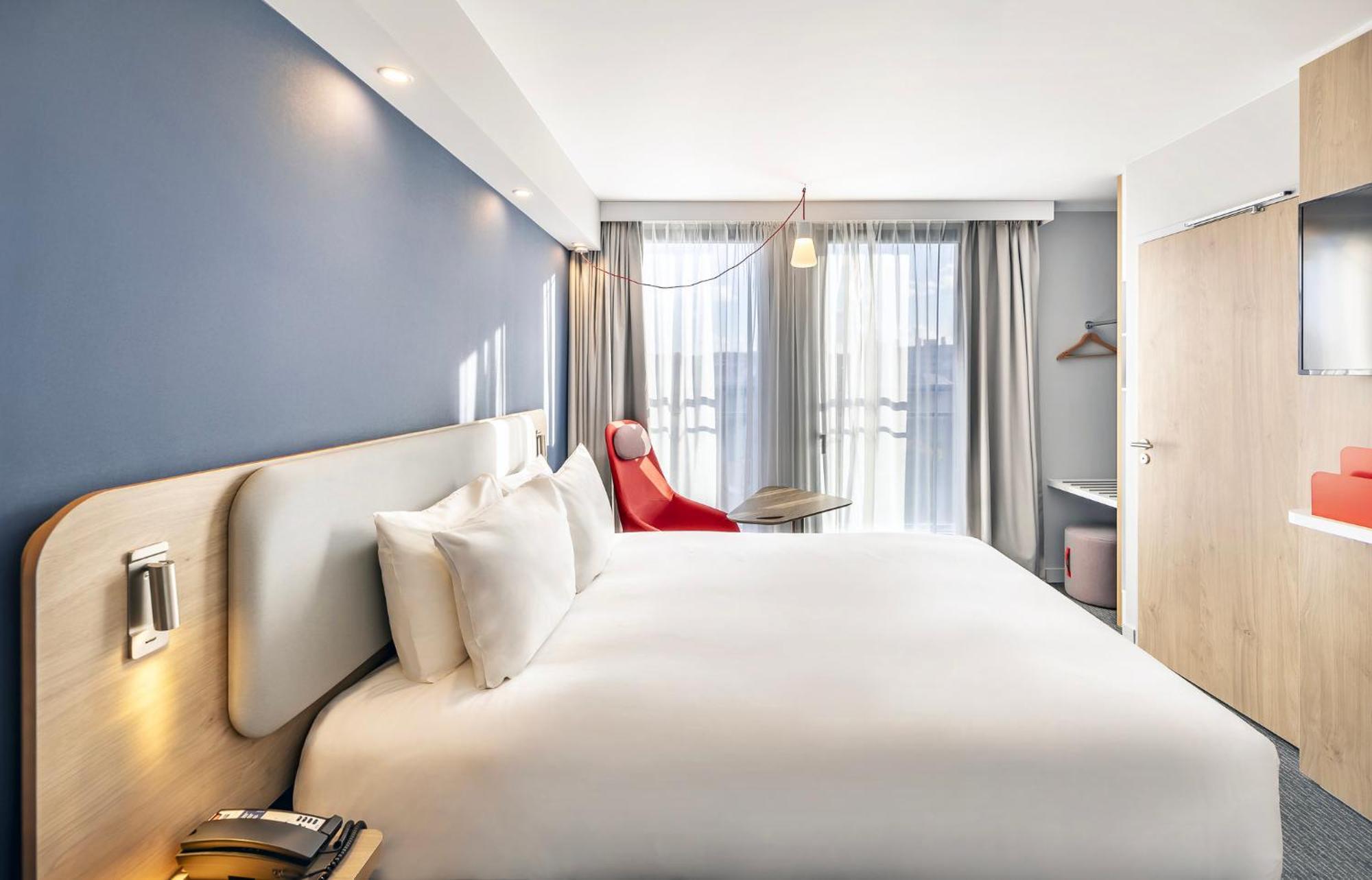 Holiday Inn Express Paris - Poissy By Ihg Buitenkant foto
