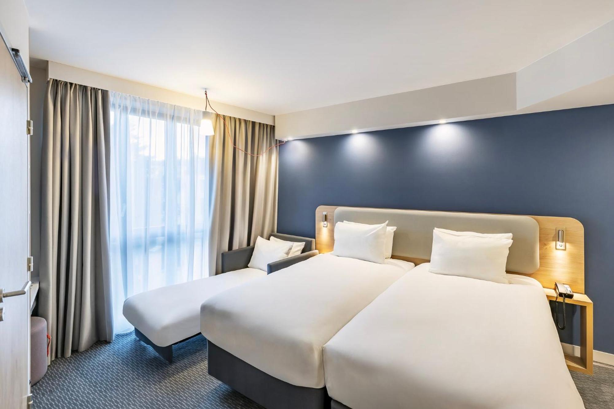 Holiday Inn Express Paris - Poissy By Ihg Buitenkant foto