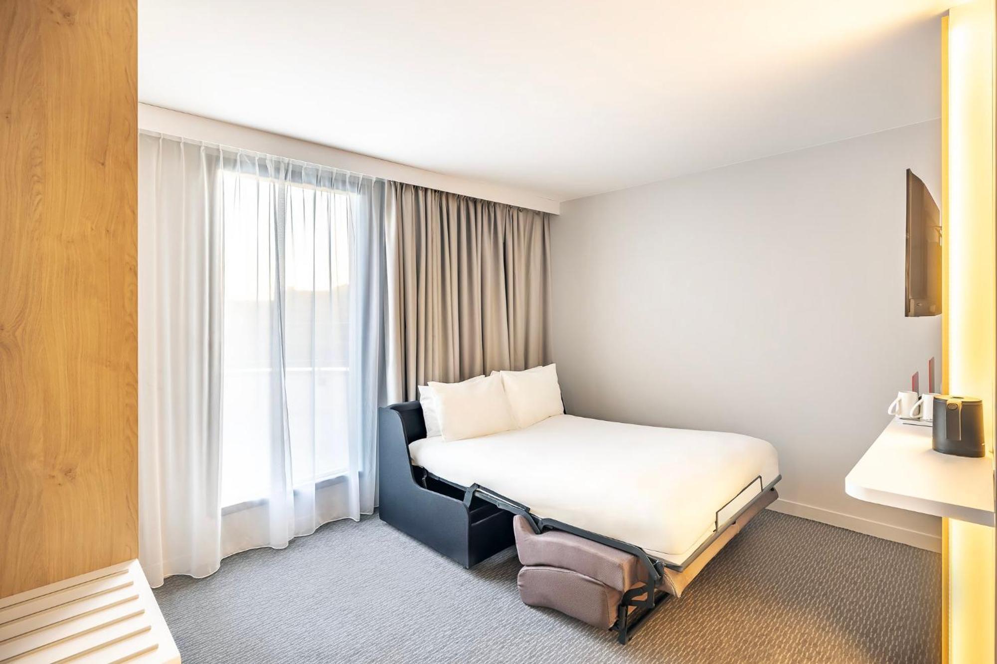 Holiday Inn Express Paris - Poissy By Ihg Buitenkant foto